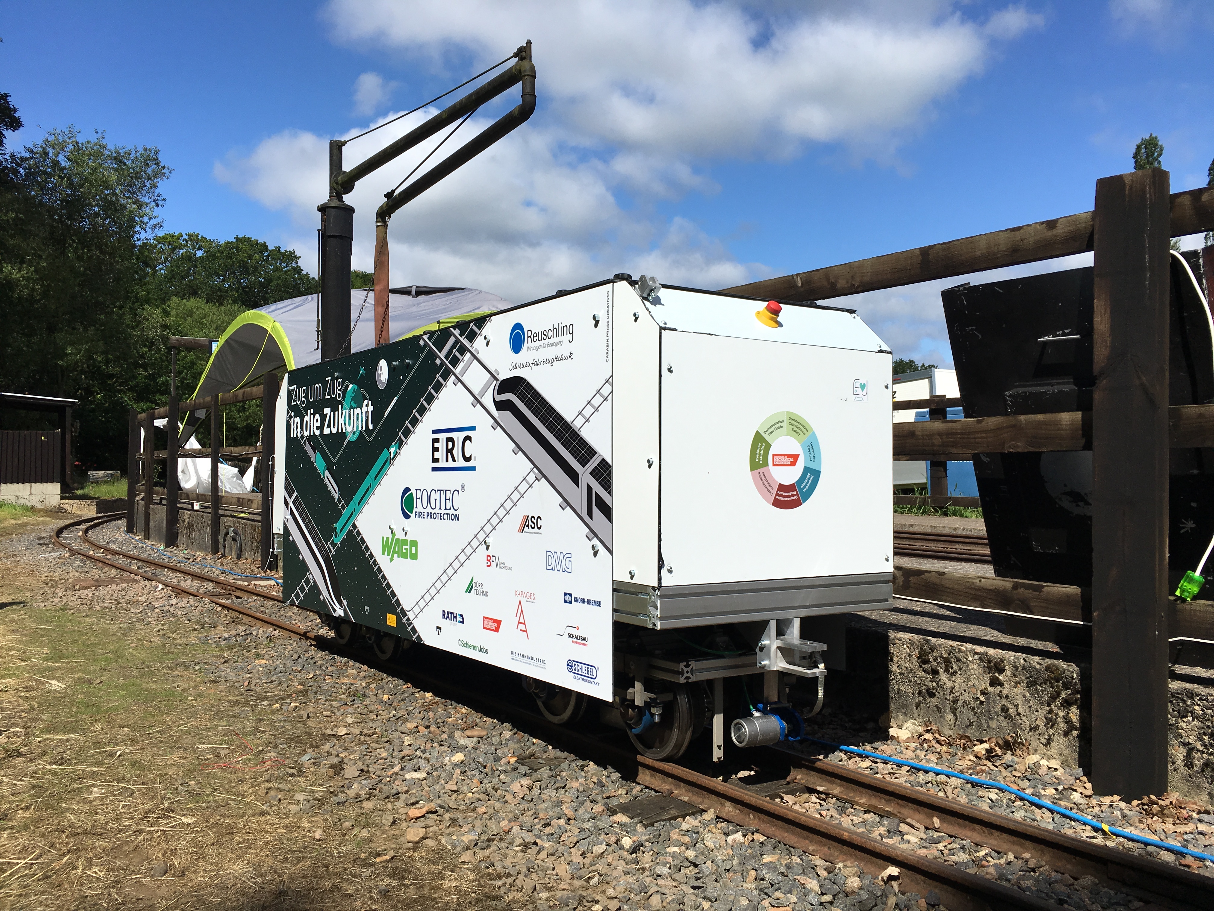 fh2rail locomotive on track